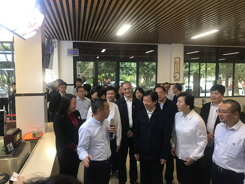 2019.10.20--2019年10月20日，民政部黃樹賢部長、浙江省王文序副省長、浙江省民政廳王劍侯廳長等各級領(lǐng)導(dǎo)蒞臨翠苑一區(qū)老年食堂、祥符街道藍(lán)孔雀社區(qū)陽光老人食堂，對智慧養(yǎng)老食堂表示肯定，并給出指導(dǎo)性建議。